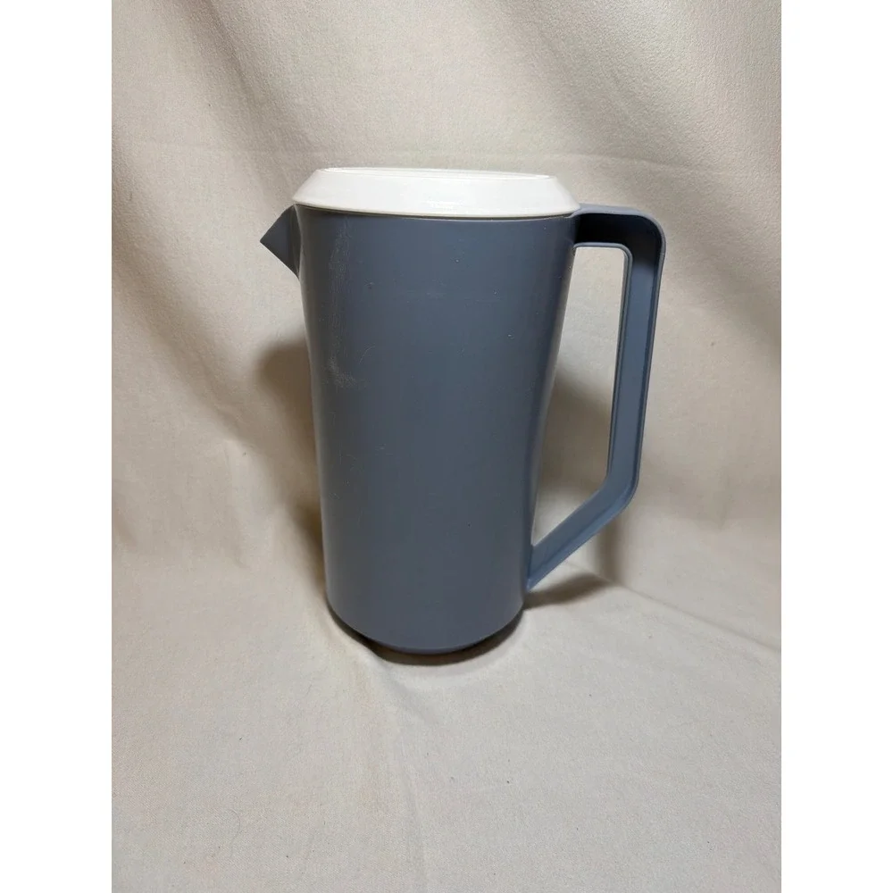 Vintage Rubbermaid 2.25 Quart Pitcher Slate Blue Gray White Lid J2445 2129ML